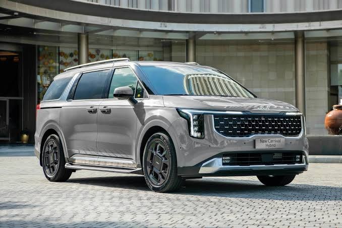 Xe Kia Carnival (VIP Luxury) ngoại thất phục vụ du lịch Quy Nhơn
