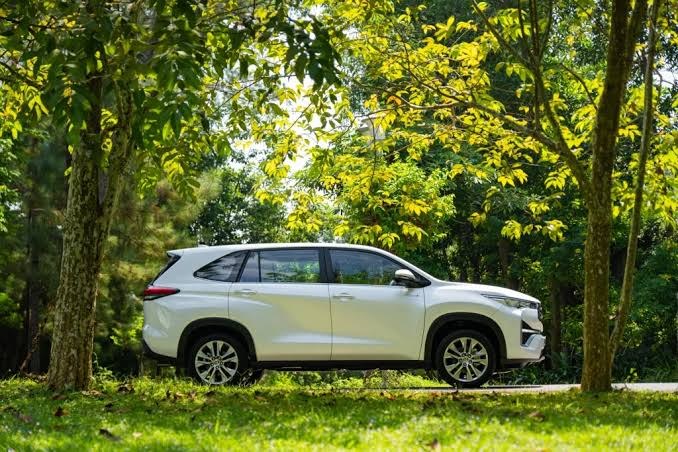 Xe Toyota Innova Cross ngoại thất phục vụ du lịch Quy Nhơn