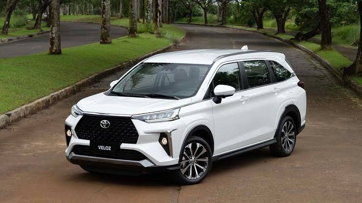 Xe Toyota Veloz Cross ngoại thất phục vụ du lịch Quy Nhơn